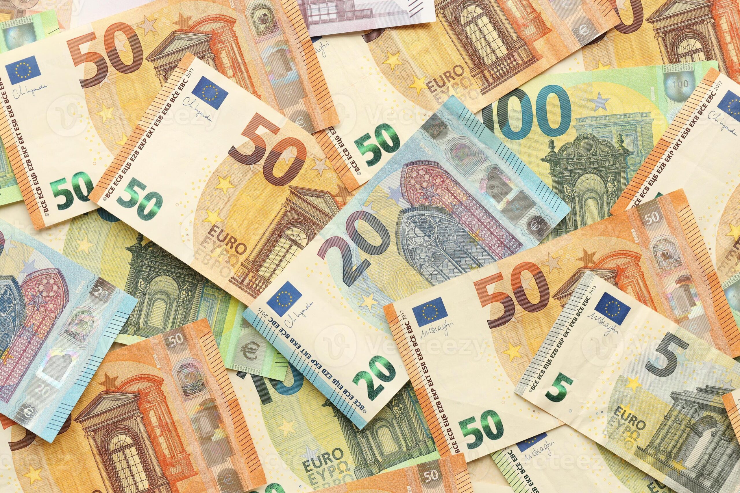Monedha euro drejt një minimumi të ri, po zbret nën 97 lekë 